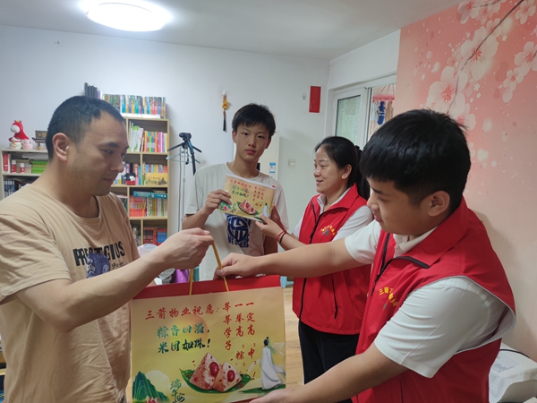 暖心助考，一舉高“粽” ——三箭物業公司黨支部深入開展“亮身份、樹形象、作貢獻、助發展”活動