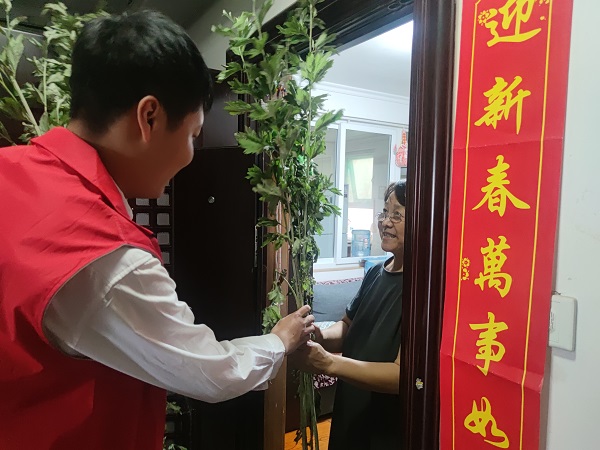 艾葉飄香 濃情端午，三箭物業開展送艾草活動